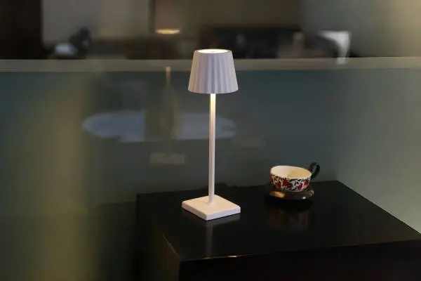 Cordless table lamp used on a dining table