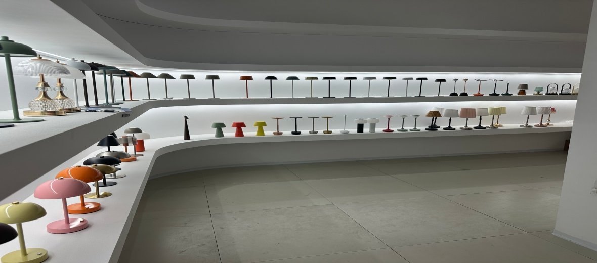 Cordless table lamps used in a restaurant