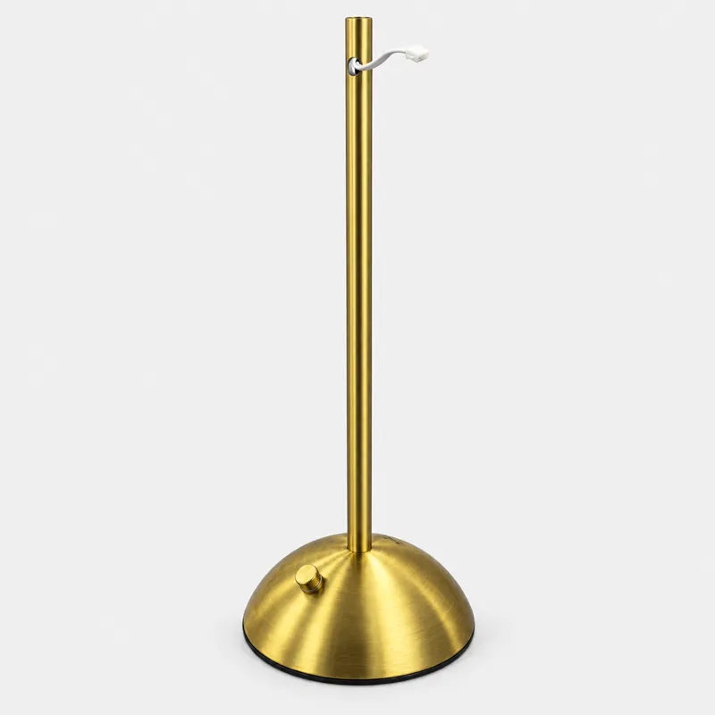 Metal tube installation for a rechargeable table lamp